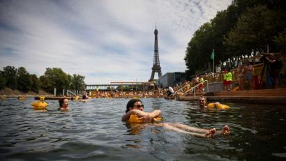 Bild: Thomas Padilla/AP/dpa
Rund 100.000 Menschen haben die neuen Freibäder in der Seine in Paris genutzt (Archivbild).