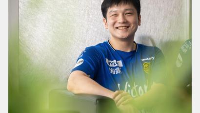 Bild: Harald Tittel/dpa
Tischtennis-Star Fan Zhendong bei seiner Vorstellung in Saarbrücken.