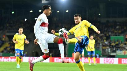 Bild: Swen Pförtner/dpa
Braunschweigs Fabio Di Michele Sanchez (r) und Stuttgarts Tiago Tomás im Zweikampf.