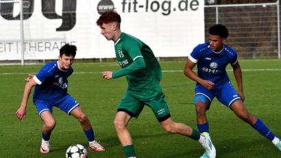 Bild: Dagmar Nachtigall
Immer nahe dran am Gegenspieler: Für die höherklassig spielenden Juniorenmannschaften der SpVgg SV Weiden beginnt am Sonntag die neue Landesliga-Saison. Sowohl die A- als auch die B-Junioren empfangen dabei die Mannschaften des SV Raigering. Das Spiel zeigt eine Szene aus einem Spiel der B-Jugend gegen die SGV-Nürnberg-Fürth in der vergangenen Spielzeit.