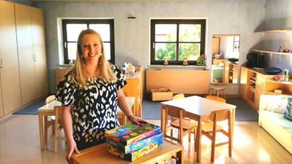 Bild: Portner
Der Kindergarten "St. Marien" Oberviechtach startet am 1. September im Ausweichquartier Pfarrheim. Leiterin Anna-Maria Bauer präsentiert den neuen Raum der "Igelgruppe" im bisherigen Frauenbundzimmer.