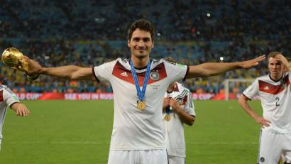 Bild: picture alliance / dpa
Der größte Moment der Karriere: Mats Hummels jubelt mit dem WM-Pokal in der rechten Hand nach dem gewonnenen WM-Finale 2014 in Rio.