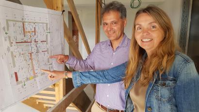 Bild: Benkhardt
Elisabeth und Leonhard Zintl freuen sich bereits auf die Neueröffnungen. In den zwei weiteren Gebäuden der Hollerhöfe sollen zehn neue Appartements entstehen. Hier zeigen sie die Pläne für das Kreuzweierer-Haus.