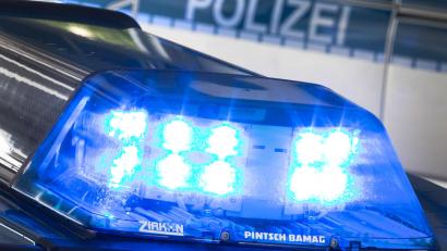 Symbolbild: Friso Gentsch/dpa
Ein unbekannter Fahrer hat in Schwarzenfeld eine Straßenlaterne angefahren und ist geflüchtet.