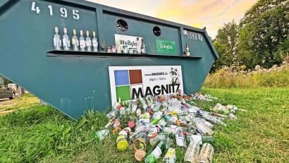 Bild: Matthias Bäumler
Ein bizarrer Anblick, der von Leergut umflutete Glascontainer in einem regelrechten "Idyll" am Stadelweg in Waldershof.