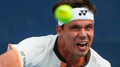 Bild: Yuki Iwamura/AP/dpa
Ein Tennis-Duell über 4:46 Stunden - dann hatte Daniel Altmaier seinen Erstrundensieg in New York geschafft.