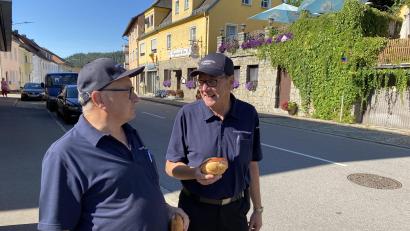 Bild: Sebastian Böhm (sbö)
Eine kleine Stärkung muss sein: Schließlich legen Ernst Winkler und Norbert Schopper (rechts) auf ihren Streifen zu Fuß um die zehn Kilometer zurück.