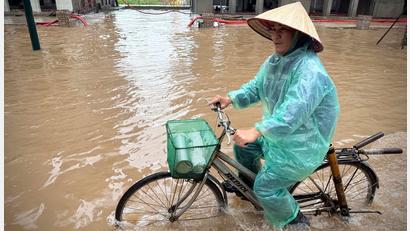 Bild: Hau Dinh/AP/dpa
In Hanoi waren viele Straßen völlig überflutet.