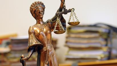 Symbolbild: Britta Pedersen
Ohne Urteil endete einen Prozess gegen einen 25-jährigen Häftling, der sich über die Zustände im Gefängnis beschwert hatte, was ihm eine Anklage einbrachte.