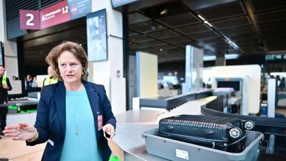 Bild: Sebastian Christoph Gollnow/dpa
Flughafenchefin Aletta von Massenbach stellt neue CT-Scanner am Flughafen BER vor.
