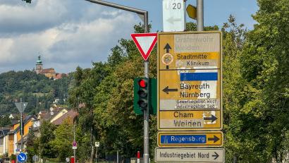 Bild: Wolfgang Steinbacher
Dieses Verkehrszeichen in Amberg auf der Drahthammerkreuzung hat offensichtlich schon bessere Tage gesehen. Eine Erneuerung wird aber noch bis mindestens nächstes Jahr dauern. Warum, das erklärt die Pressestelle der Stadt Amberg.