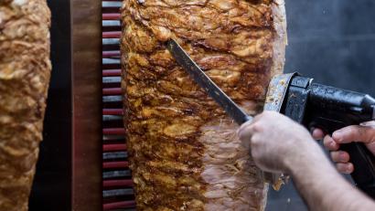 Bild: Sven Hoppe/dpa
Eigentlich sollten die Spieße gegrillt werden - nach dem Unfall landeten sie auf der Autobahn. (Symbolbild)