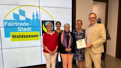 Bild: Sirtl/exb
Waldsassen erhält erneut die Auszeichnung als Fairtrade-Stadt. Darüber freuen sich (von links) Gudrun Sirtl, Christina Kunz, FairTrade Promoterin Heike Rahn, Paula Pöllinger und Bürgermeister Bernd Sommer.