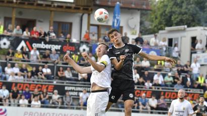 Bild: Hubert Ziegler
Am Freitag (19 Uhr) geht es für Jonas Schwindl (rechts) und die DJK Gebenbach schon wieder um Bayernliga-Punkte. Dann ist 28 Stunden nach der Partie gegen die SpVgg Bayern Hof der SC Eltersdorf zu Gast.