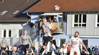 Archivbild: Hubert Ziegler
Kopfballduell zwischen Toni Lippert (links) von den SF Ursulapoppenricht und Komlanvi Agbeve (rechts) vom SV Inter Bergsteig Amberg, beobachtet von Alexander Bittner (ganz links, Upo). Die Sportfreunde stehen nach dem Sieg gegen Schlicht auf dem achten Platz der Bezirksliga Nord.