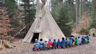 Bild: Waldkindergarten/exb
Das acht Jahre alte Tipi weist große Schäden auf und braucht dringend Ersatz, damit die Kinder es wieder nutzen können. Die Schäden am alten Zelt sind irreparabel.