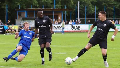 Archivbild: war
Etzenrichts Spielertrainer Andreas Wendl (links) wird gegen die Ettmannsdorfer Torjäger Thomas Stowasser (rechts) und Cesar Sodji wieder mit vollem Einsatz vorangehen.