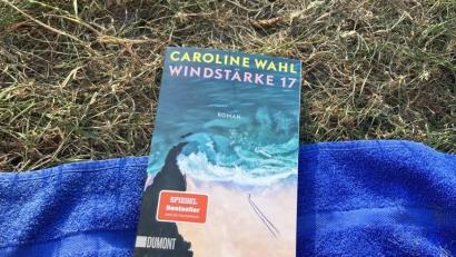 Bild: olr
Caroline Wahls "Windstärke 17" - eine perfekte Sommerlektüre.