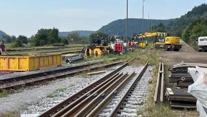 Bild: ihl
Bis 10. September saniert die Bahn die Strecke Irrenlohe-Weiden. Am Bahnhof Nabburg sind die Arbeiten voll im Gange.