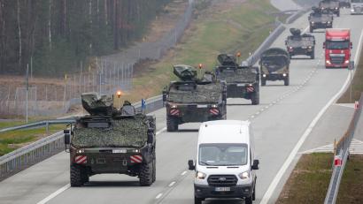 Archivbild: Bundeswehr/Dorow
Die Bundeswehr verlegt nach Nordosten. So wie im vergangenen Jahr könnte es auch diesmal auf Bayerns Straßen aussehen, denn auch Weidener Soldaten nehmen an "Quadriga20252 teil.