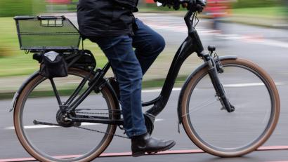 Symbolbild: Friso Gentsch/dpa
Bei einem Unfall mit Pedelec hat sich in Weiden ein Mann schwer verletzt.