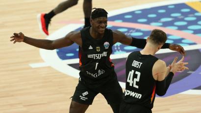 Bild: Matthias Stickel/dpa
Isaac Bonga (l) ist ein wichtiger Spieler für das deutsche Team.