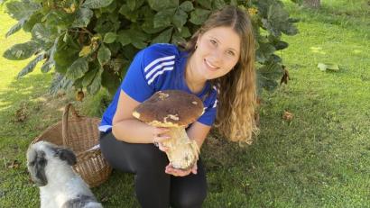 Bild: Manuela Brey
Annalena Brey aus Pleystein hat in einem Waldstück einen großen Steinpilz gefunden.