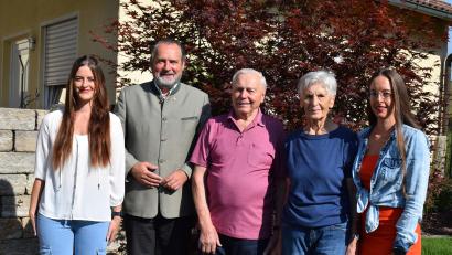 Bild: bnr
Viele Glückwünsche bekam Josef Scharf (Mitte) aus Lissenthal zu seinem 90. Geburtstag. Zu den ersten Gratulanten zählten seine Frau Maria, die Enkeltöchter Lena (links) und Laura (rechts) sowie Bürgermeister Frank Zeitler für die Stadt Nabburg.