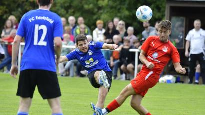 Bild: Hubert Ziegler
Andreas Spies (Mitte) und der FC Edelsfeld müssen bereits am Freitag beim SV Raigering ran. Der TSV Königstein um Yannick Hutzler (rechts) empfängt einen Tag später die Landesliga-Reserve des SC Luhe-Wildenau.