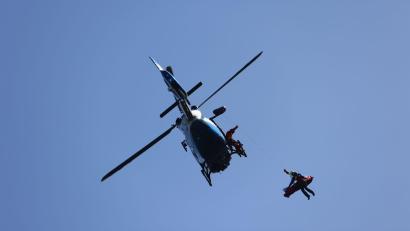Bild: Matthias Bein/dpa
Die Leiche des Mannes wurde via Hubschrauber geborgen. (Symbolbild)