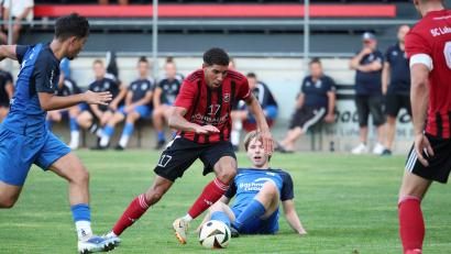 Archivbild: Dieter Jaeschke
Jamal Dubois (Mitte) und der SC Luhe-Wildenau empfangen am Freitagabend den FC Dingolfing.