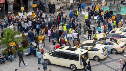 Bild: Peter Kneffel/dpa
Im Juli demonstrierten Taxifahrer vor dem Rathaus. (Archivbild)
