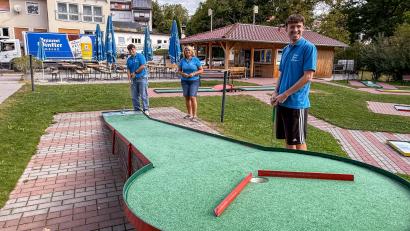 Bild: Stephan Huber
Es ist die einzige Minigolfanlage in Sulzbach-Rosenberg – sie und der Freizeittreff-Biergarten bringen ordentlich Leben nach Breitenbrunn. Von links: Junior-Chef Simon Chesaru, seine Mutter Adriana und Luca Ebert vom Helferteam.