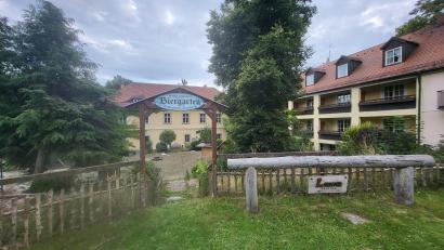 Bild: rti
Auf dem Gelände des Schlosshotels Ernestgrün ist momentan nichts los. Eigentlich wollte man auf Familien als Zielgruppe setzen und einen Streichelzoo etablieren.