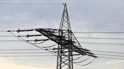 Symbolbild: Roberto Pfeil/dpa
Ein Strommast steht vor grauen Wolken. In einigen Teilen von Luhe-Wildenau ist am Donnerstagmorgen der Strom ausgefallen.