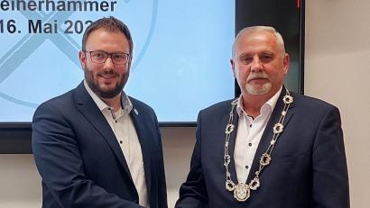 Archivbild: gmü
Bürgermeister Ludwig Biller (rechts) mit Julian Kraus. Der Vorstand der CSU Weiherhammer hat sich bereits einstimmig für Kraus als Bürgermeisterkandidaten für die Kommunalwahl 2026 ausgesprochen.