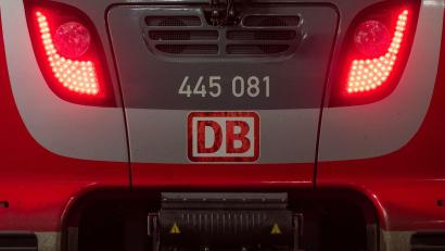 Bild: Peter Kneffel/dpa
Nach dem Angriff flüchtete der Verdächtige über die Gleise. Für die Fahndung mussten die Gleise gesperrt werden. (Symbolbild)