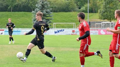 Bild: Gebert
Am vergangenen Samstag besiegte der FC Tirschenreuth (links der dreifache Torschütze Nico Stark) den TSV Konnersreuth mit 4:3. Am siebten Spieltag haben beide Teams Heimrecht: Der FC empfängt den ASV Wunsiedel, der TSV den VfB Rehau.