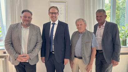 Bild: Thomas Stegerer
Bürgermeister Thomas Beer begrüßt Mediziner Stefan Roi von den „Wackersdorfer Hausärzten“ im Beisein von Dr. Kruse und Franz Härtl.