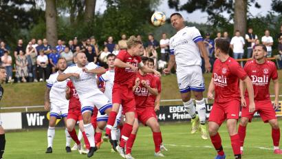 Bild: ham
Diendorfs Christopher Burggraf (Dritter von rechts) reckt und streckt sich, doch es will beim SV in dieser Kreisliga-Saison noch nicht viel klappen. Die Kicker des TV Nabburg (rote Trikots) reisen am Samstag zum Kreisliga-Spitzenspiel zum SV Haselbach.