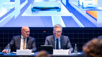 Bild: Lennart Preiss/dpa
VDA-Geschäftsführer Jürgen Mindel (rechts) und der Rechtsanwalt Christian Vorländer (links) als Vertreter der Messe MÜnchen präsentieren das Konzept der bevorstehenden Automesse IAA. Die bedrängten deutschen Hersteller wollen ein „Signal der Zuversicht“ senden.