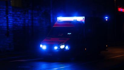 Symbolbild: Nicolas Armer/dpa
Rettungskräfte brachten den Schwerverletzten in ein Krankenhaus.
