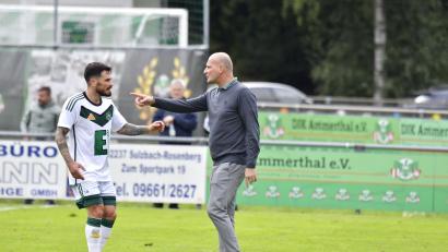 Bild: Hubert Ziegler
Nach der späten 1:2-Heimniederlage gegen Eintracht Münchberg sah Ammerthals Trainer Tobias Rösl (rechts, mit Marco Wiedmann) Redebedarf.