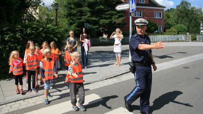 Archivbild: wro
Das richtige Überqueren der Straße will geübt sein. Polizist Berthold Walbrunn zeigt, wie es geht.