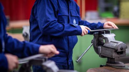 Symbolbild: Jens Büttner/dpa
Jugendliche haben die freie Auswahl, Betriebe dagegen bleiben öfter auf offenen Lehrstellen sitzen: In der Oberpfalz fehlen Azubis – in Industrie, Handwerk und Handel.