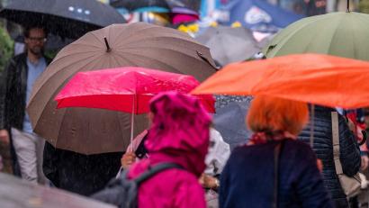 Bild: Peter Kneffel/dpa
Im Laufe des Tages ziehen schauerartige Regenfälle über den Freistaat. (Symbolbild)