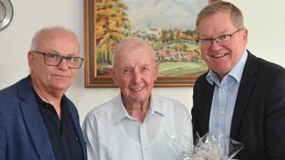 Bild: gf
Oberbürgermeister Michael Cerny (rechts) und Jo Singer (links), der Leiter der Zentralen Dienste der Stadt Amberg, gratulierten Georg Kiener am Donnerstag mit einem Geschenkkorb.
