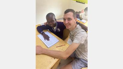 Bild: Maximilian Pecher/exb
Maximilian Pecher aus Tirschenreuth ist derzeit in Uganda und kümmert sich um Kinder mit Beeinträchtigungen. Unter anderem hilft er ihnen beim Lesen und Schreiben.