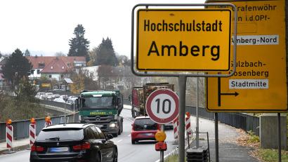Archivbild: Petra Hartl
Ein Autofahrer ignorierte die Baustellenabsperrung an der Erzbergbrücke in Amberg.