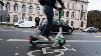 Symbolbild: Jörg Carstensen/dpa
Ein E-Scooter-Fahrer ist in Amberg unter Cannabiseinfluss von der Polizei gestoppt worden.